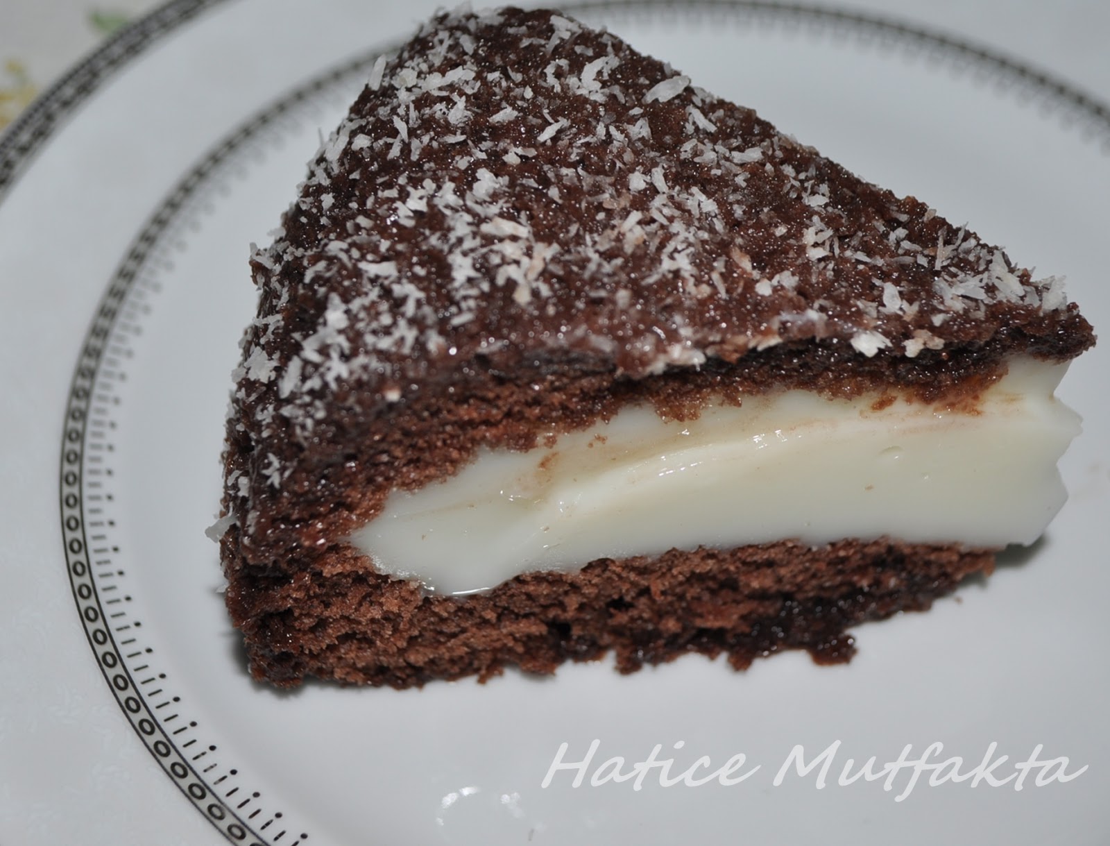 Hatice Mutfakta Muhallebi Dolgulu Kek