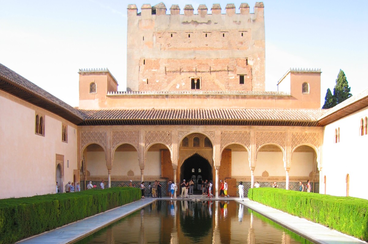 Alhambra peach. Bright peach maison alhambra. Духи аламбра. Духи с персиком. Архитектура альгамбры.