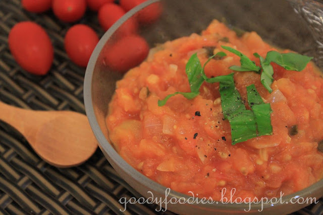 GoodyFoodies: Recipe: Classic fresh tomato sauce (for pasta) (Delia Smith)