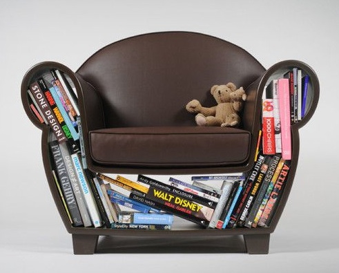 Poltrona com livros