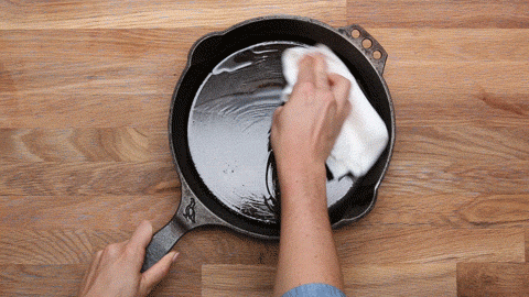 Phủ dầu cho chảo gang