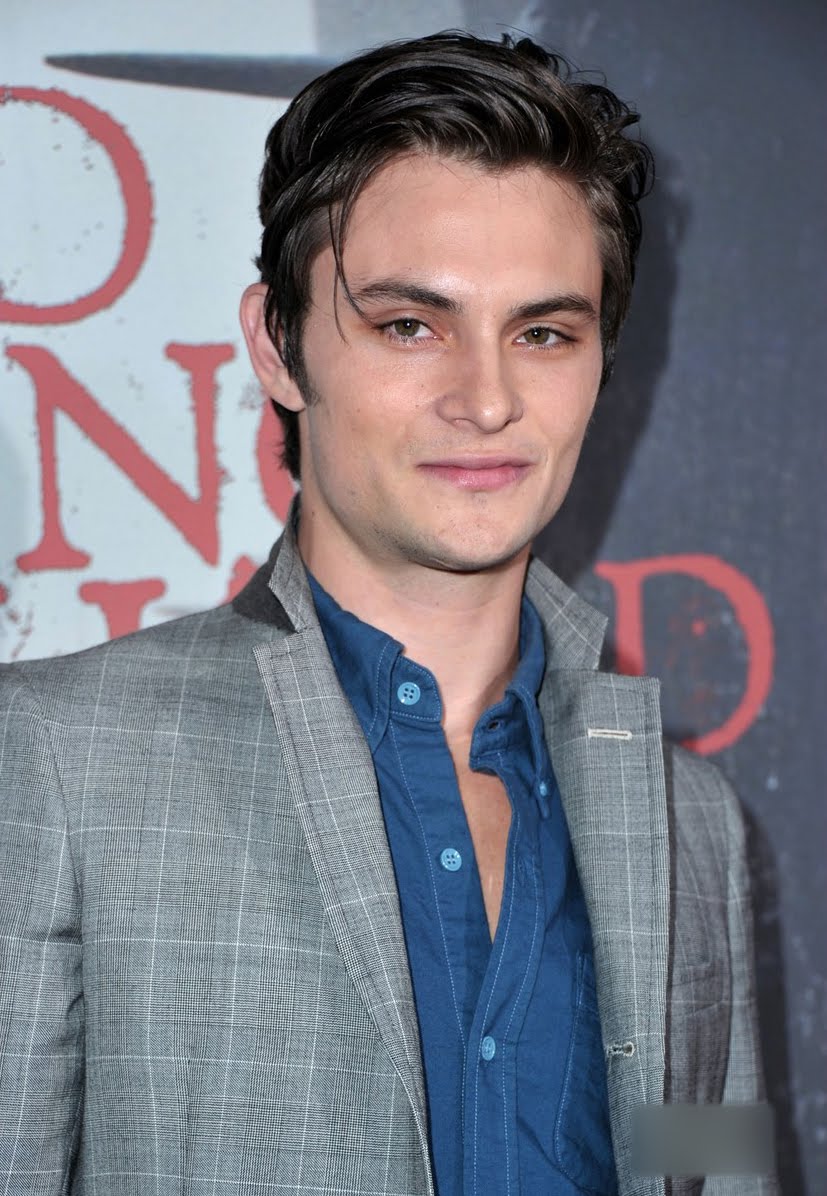 Potins Peoples Shiloh Fernandez Dans Le Chaperon Rouge