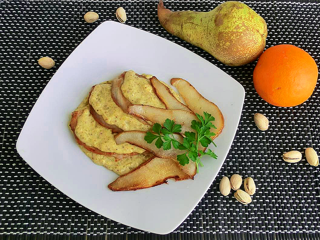 petto di pollo con salsa di arance, pistacchi e pere