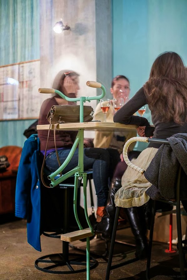 Bar vintage con estilo industrial inspirado en el mundo de la bicicleta.