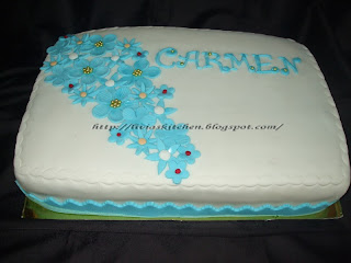 Tort cu flori albastre