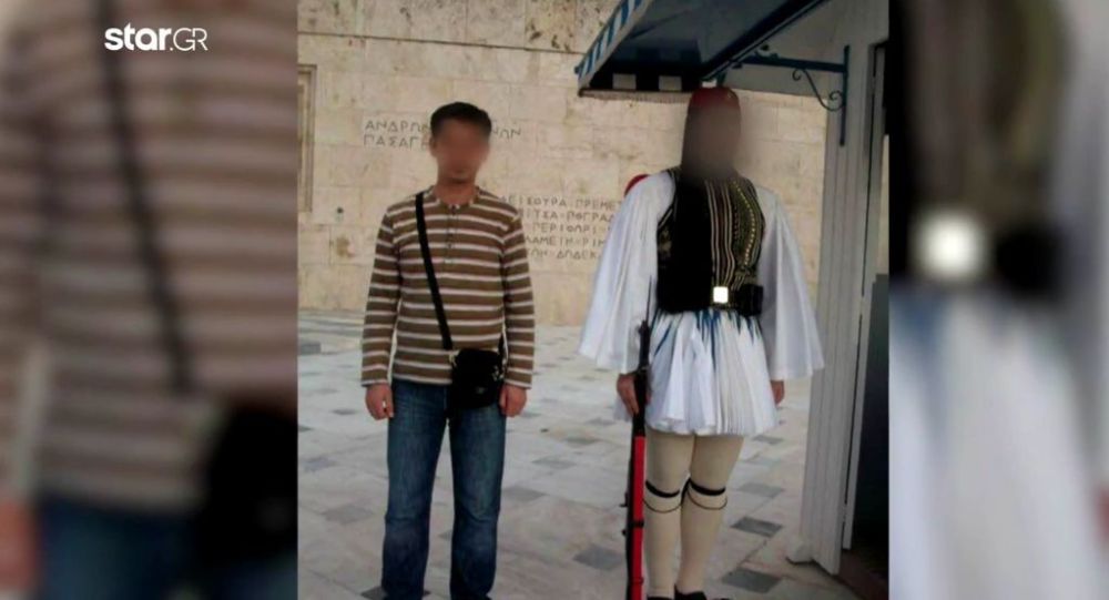 Τζιχαντιστής ποζάρει ανενόχλητος δίπλα στον τσολιά στο Σύνταγμα Τζιχαντιστής ποζάρει ανενόχλητος δίπλα στον τσολιά στο Σύνταγμα