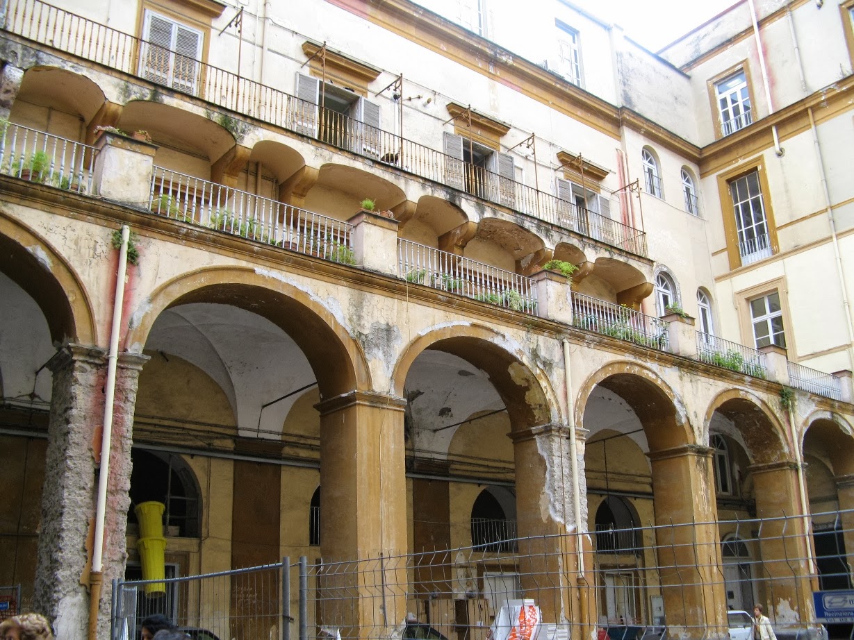 Achille della Ragione UN DEDALO DI CHIOSTRI (parte 1^)