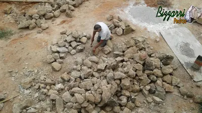 Bizzarri em uma residência em Itatiba-SP onde estamos executando em revestimento de pedra na parede de uma adega. Na foto fazendo o acerto das pedras moledo para iniciar o revestimento. 07 de dezembro de 2016.