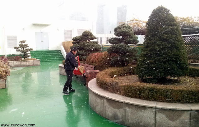 Ajeossi coreano limpiando bajo la nieve