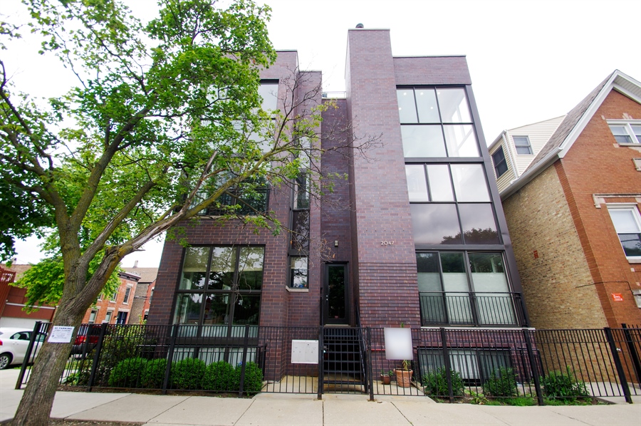 The Chicago Real Estate Local Seller says sell! Modern Bucktown duplex