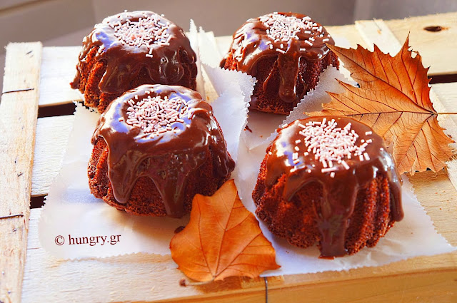 Mini Cakes with Chocolate Glaze