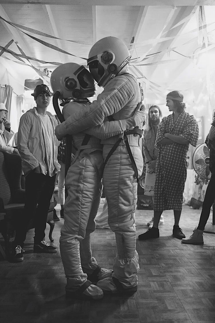 Astronot Sevgi Duvar Kağıdı Astronaut Love Wallpaper