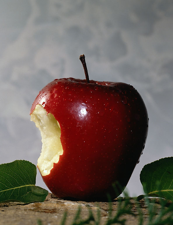 Откусанное яблоко картинка