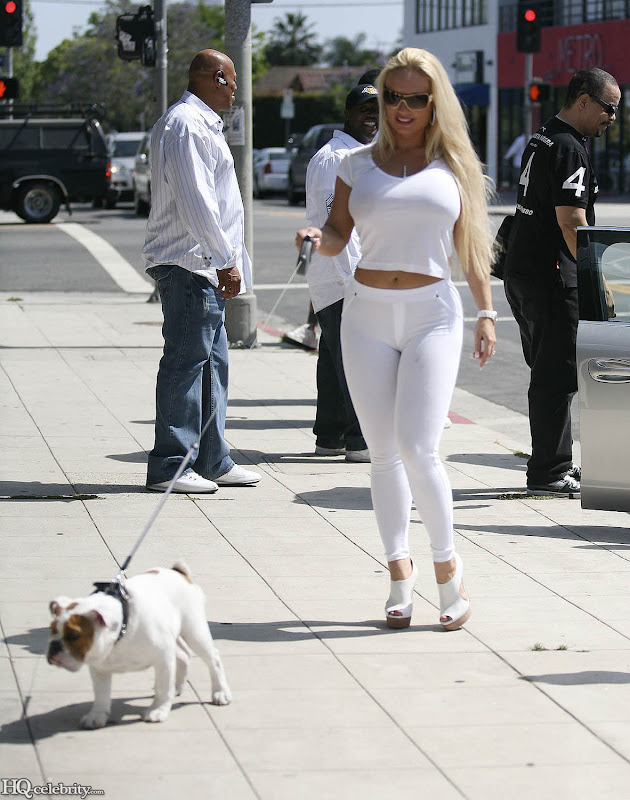 Car Modifikation Coco Austin In White Gear With her White Puppy Pics,