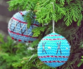 http://translate.google.es/translate?hl=es&sl=en&tl=es&u=http%3A%2F%2Fdeestraperlo.blogspot.nl%2F2014%2F11%2Fcrocheted-christmas-ball-pattern.html