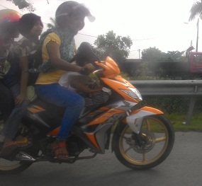 ibu-dengan-3-orang-anak-menunggang-motorsikal-di-atas-hiway