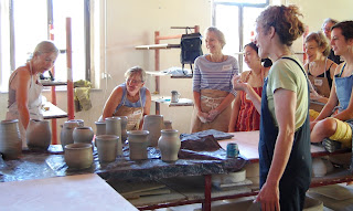 Ruthann+Tudball+in+the+studio - Curso de cerâmica na Toscana