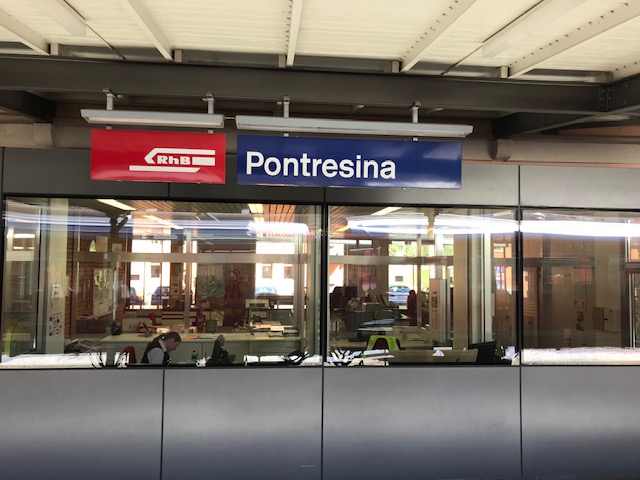 ポントレジーナ駅でサメーダン行きへ乗り換え