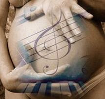 Resultado de imagem para bebe ouvindo musica durante a gestaÃ§Ã£o