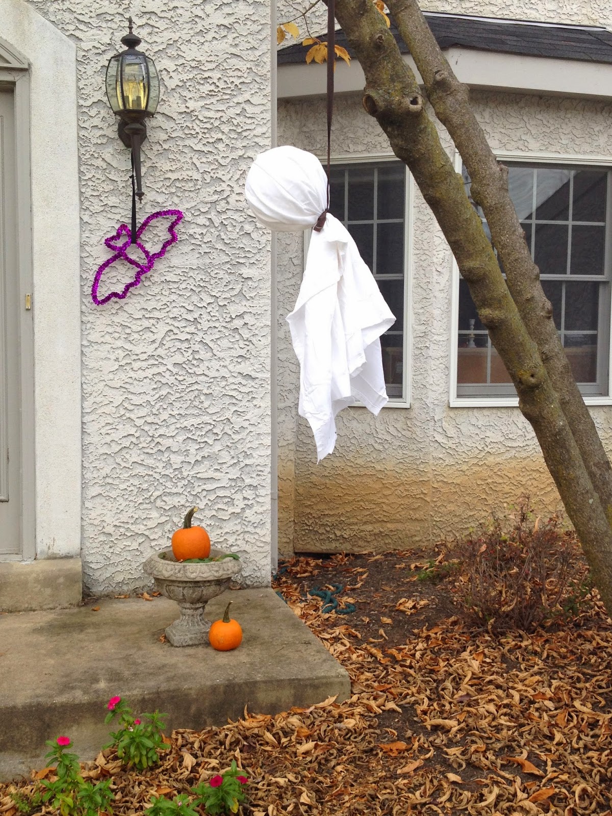 Darling Disposition DIY Halloween Bed Sheet Ghosts