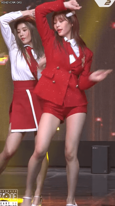 아이즈원> 늘씬한 빨간 김민주 . GIF