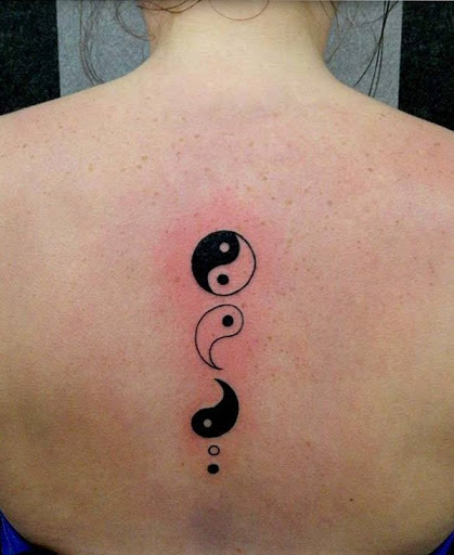Um simples, porém poderoso, Yin Yang, o projeto da tatuagem com uma significativa mensagem. O símbolo é mostrado como um todo e, ao mesmo tempo, ele está lentamente decompostos em suas partes internas.