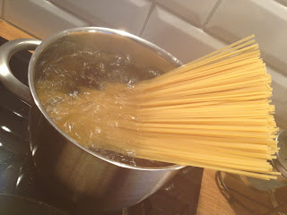 Pasta%2Bmed%2Btomats%25C3%25A5s%2B%25285%2529 - Spaghetti med tomatsås och riven parmesan