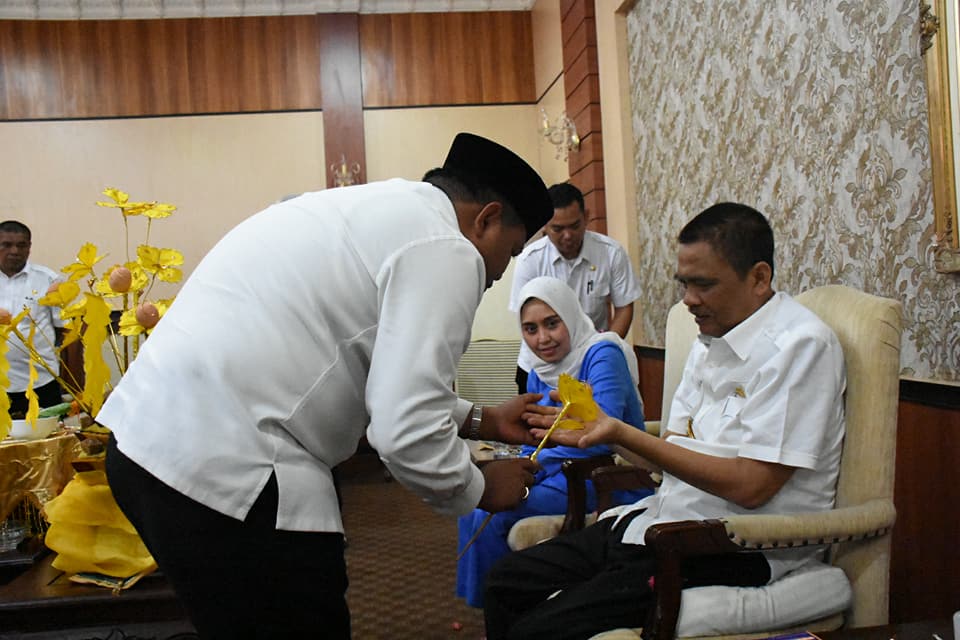 Walikota Tanjungbalai M Syahrial mengupah-upah Bupati Asahan Taufan Gama Simatupang. Walikota Tanjungbalai M Syahrial mengupah-upah Bupati Asahan Taufan Gama Simatupang.