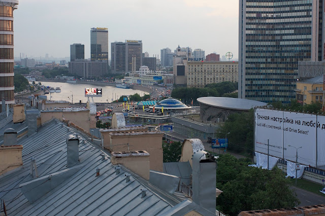 вид с крыши жилого дома на Новинском бульваре, улица Новый Арбат, Москва-река, Центр международной торговли