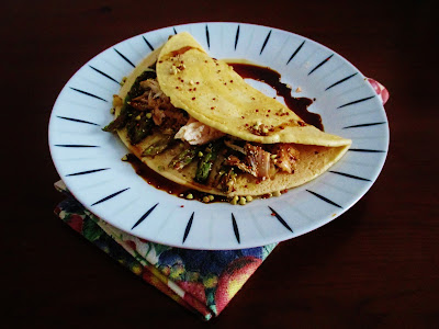 Crepioca com Espargos e Peito de Frango com Sementes e Molho de Soja