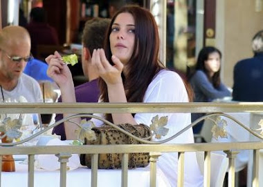 Ashley Greene almorzando en una pizzería de Los Angeles