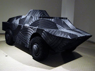 Escultura hecha con llantas recicladas - tanque