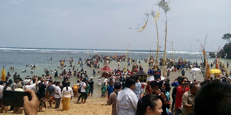 Ribuan Umat Hindu melakukan ritual keagamaan.