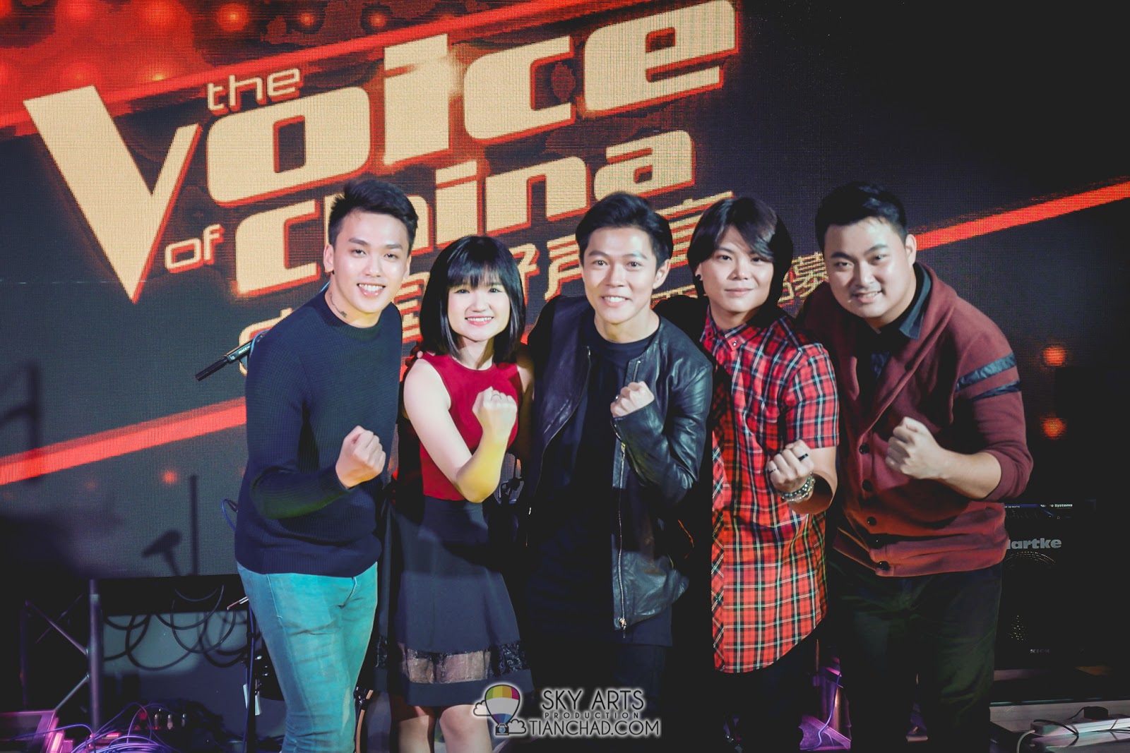 《中国好声音-马来西亚招募站》5强参赛者一同合影（左起）高泉铭、郭佩珊、张诒博、林国伟，以及车子。