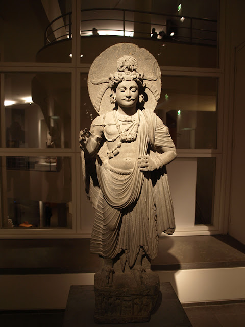 Estatuta de Bodhisattva de pie de la region de Afganistan Pakistan en el Museo Guimet de Paris