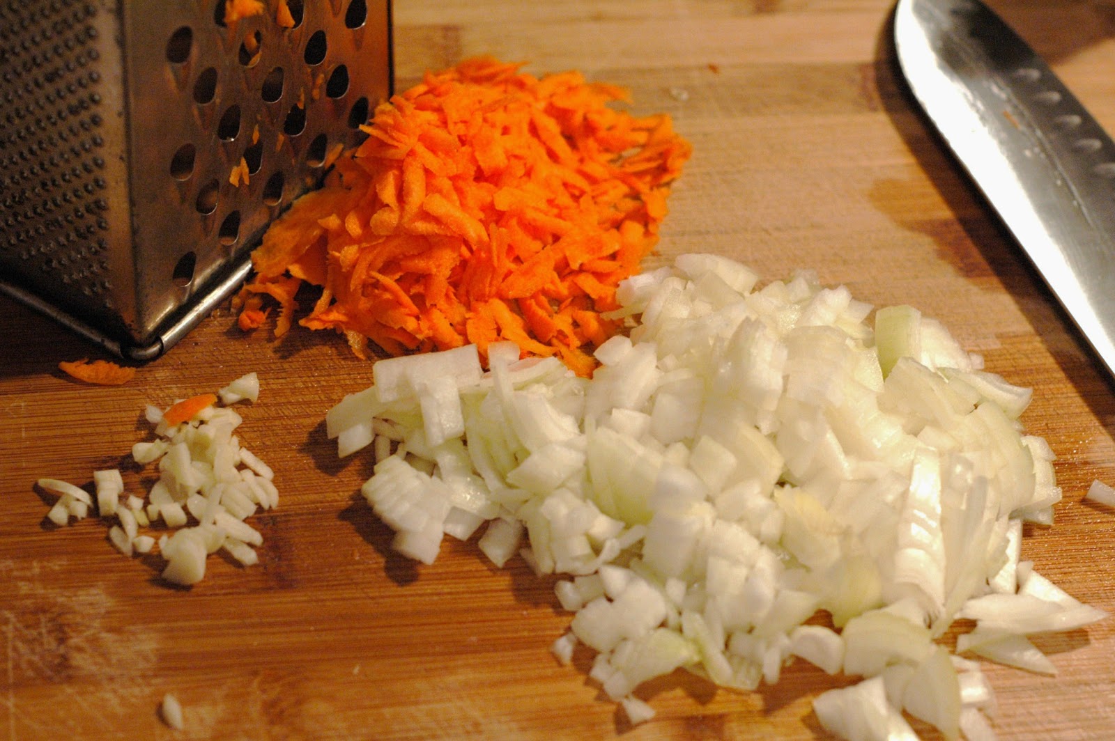 Лук репчатый фарш. Морковь на терке и лук. Морковь и лук измельчить. Лук нарезаем морковь на терке. Морковь на крупной терке.