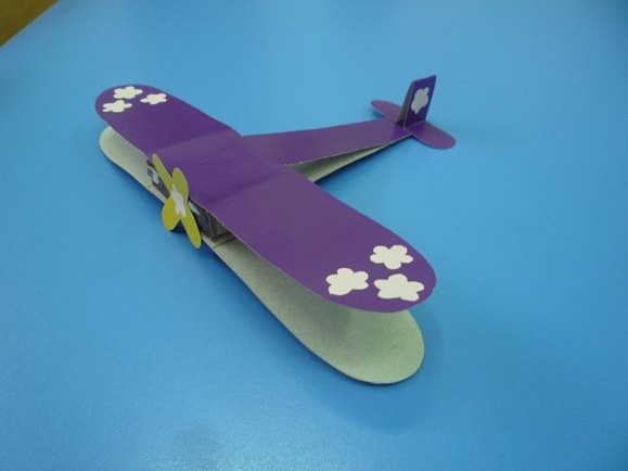 самолет из цветного картона. поделка военный самолет. поделка самолет. самолет из картона. поделка на 23 февраля в детский.
