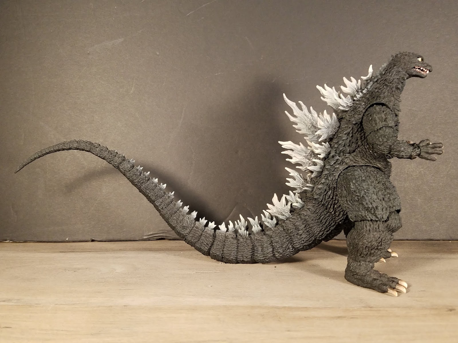 The Gryphon's Lair : SH MONSTERARTS GODZILLA 2002 - Figure Review