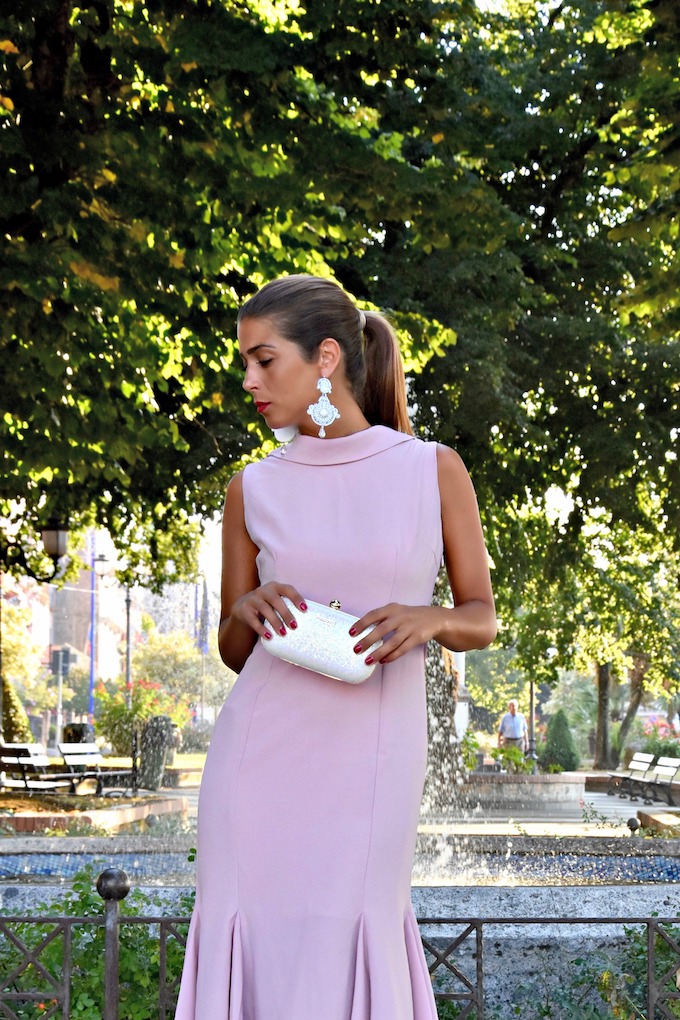 Come indossare un abito elegante rosa confetto
