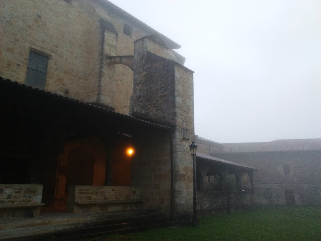 Amanecer entre niebla en el Monasterio de Zenarruza