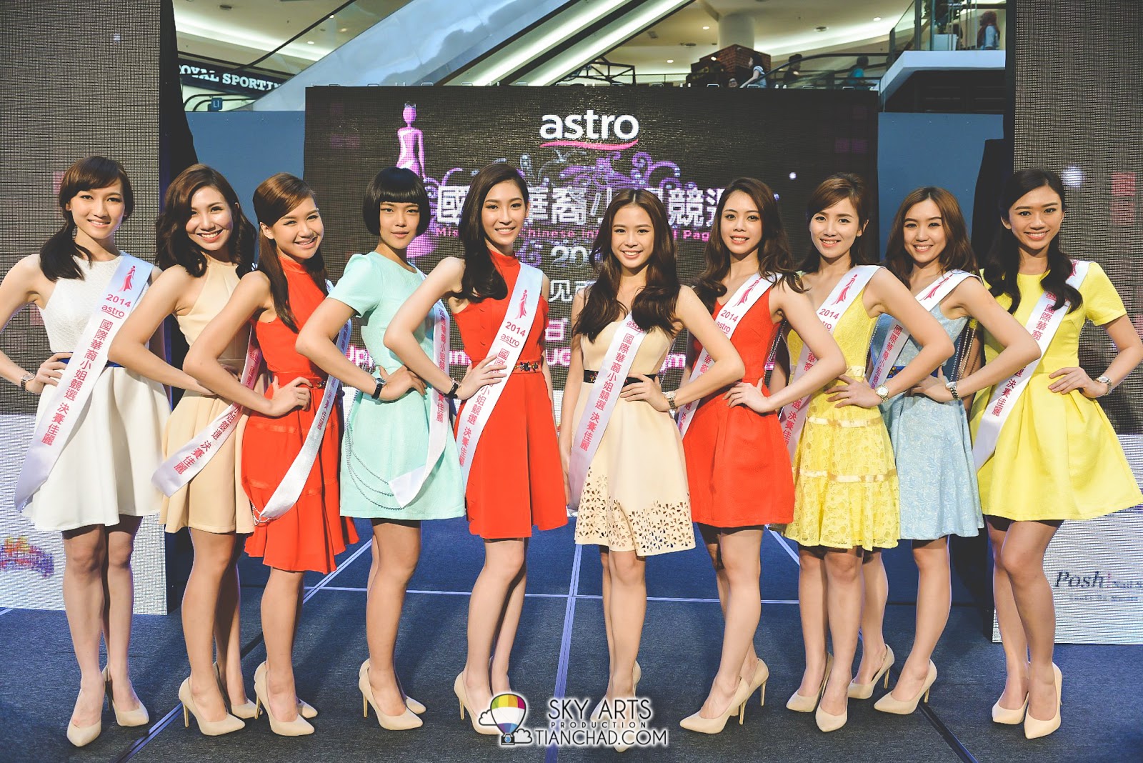 《Astro国际华裔小姐竞选2014》的佳丽们换上小洋装展现时代女性的自信美