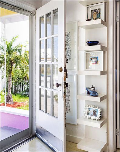 Casa pequena cor de rosa e turquesa. Blog Achados de Decoração decoração casa pequena, decoração cor de rosa, casa de campo, prateleira sem mão francesa