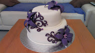 Svadobná torta fialová s kvetmi