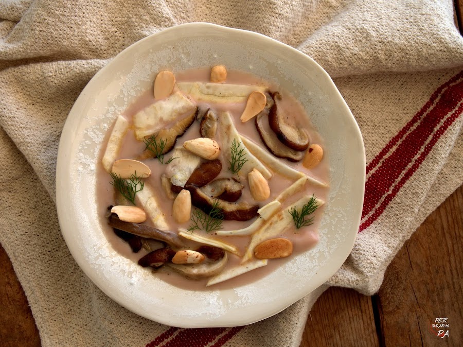 Sopa de apionabo, con guarnición de setas, almendras y apionabo marinado.