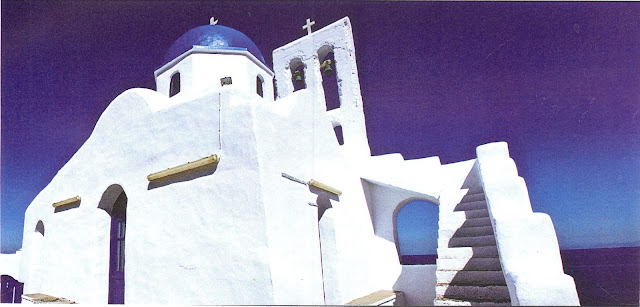 10. Ο Ιερός Ναός του Αγίου Σώζοντος στο ομώνυμο ακρωτήριο της Σίφνου, στη βορειοανατολική ακτή του νησιού. Ο ναός και το ακρωτήριο είναι γνωστά με την προσωνυμία Άγιος Σώστης.