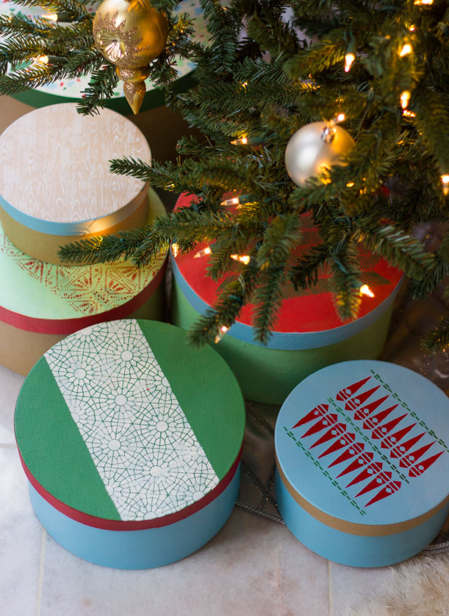 How to make stenciled Christmas gift boxes with Martha Stewart stencils #stencil #christmascraft #diychristmasgift #christmaswrapping #handmadegift How to make stenciled Christmas gift boxes with Martha Stewart stencils #stencil #christmascraft #diychristmasgift #christmaswrapping #handmadegift