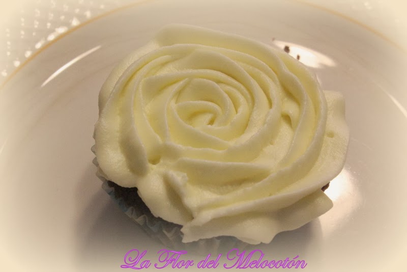 CUPCAKE DE GALLETA MARÍA CON FROSTING DE VAINILLA