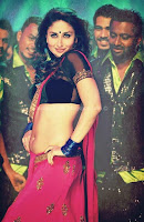 Kareena kapoor hot navel and cleavage show in movie heroine