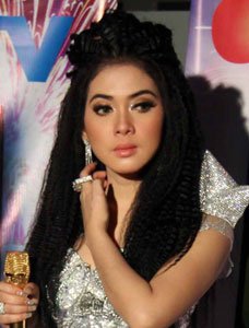 Syahrini Aku Tak Biasa : Berita Artis Terbaru Indonesia: Foto Syahrini