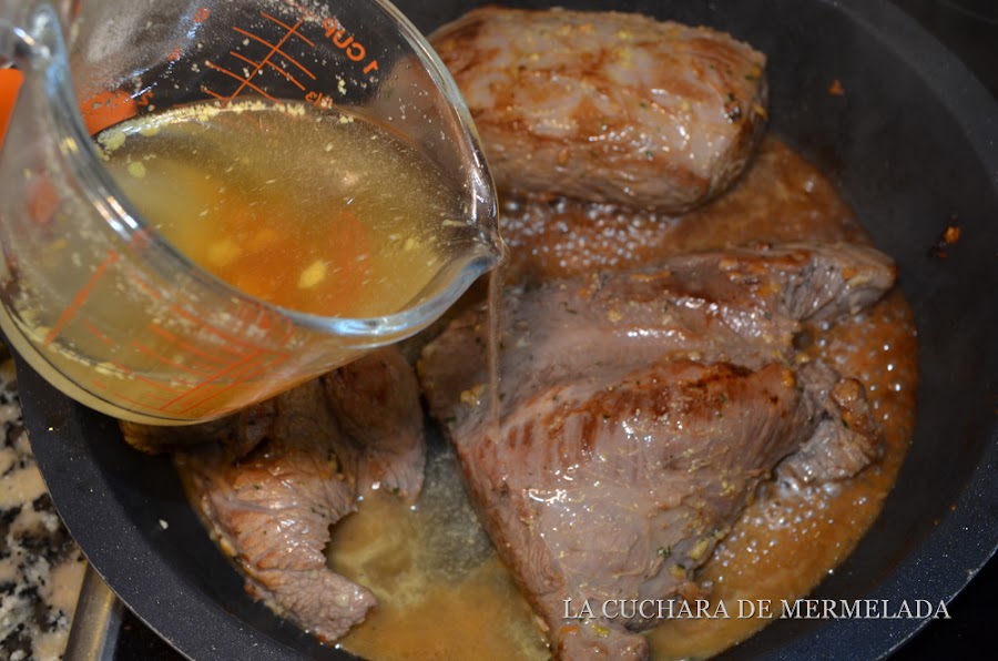 Ternera asada gallega. Carne asada de aguja o jarrete con patatas